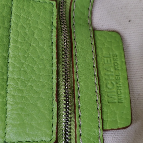 Michael Kors Green leather purse - Picture 5 of 6